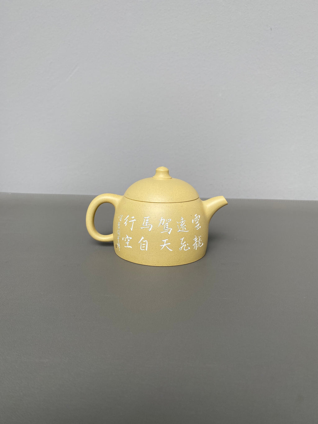 紫砂界陶刻艺术名家·李峰臻品《矮秦权壶》原矿优质本山绿·160cc ——国大师吴鸣高徒·李峰亲工
