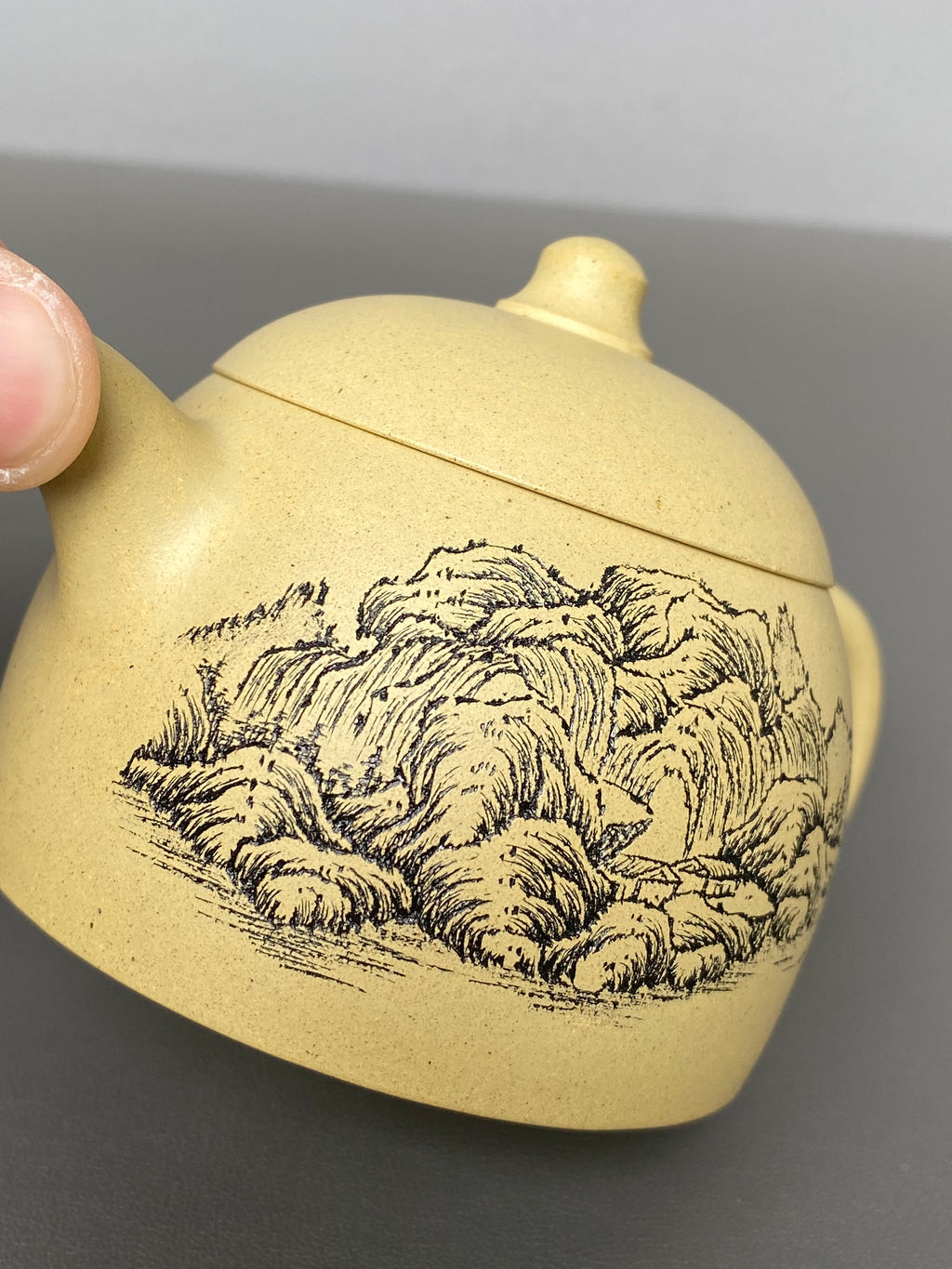 紫砂界陶刻艺术名家·李峰臻品《矮秦权壶》原矿优质本山绿·160cc ——国大师吴鸣高徒·李峰亲工