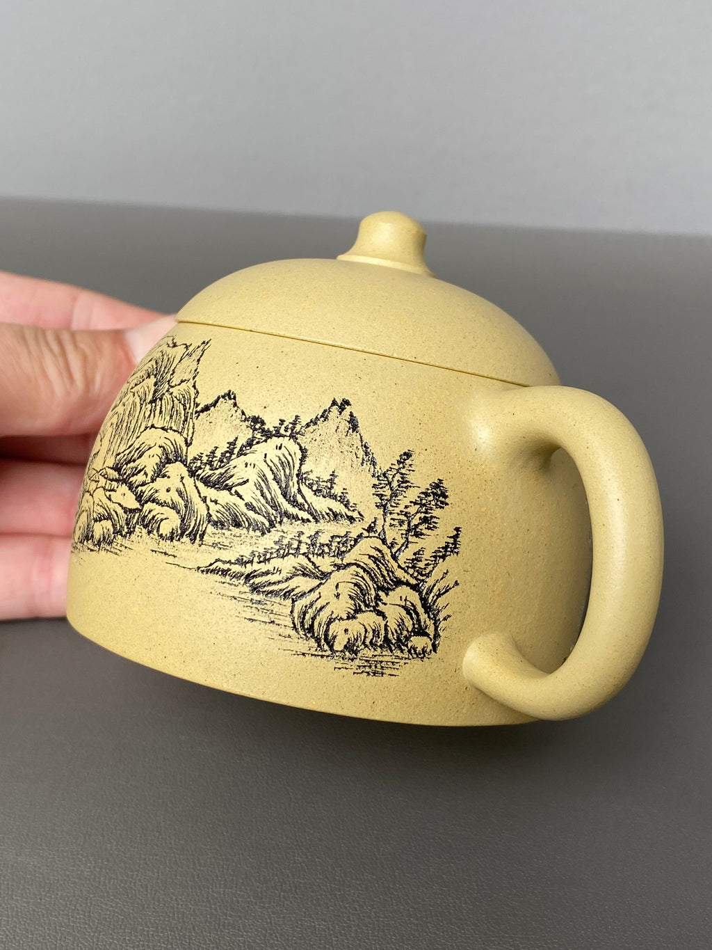 紫砂界陶刻艺术名家·李峰臻品《矮秦权壶》原矿优质本山绿·160cc ——国大师吴鸣高徒·李峰亲工