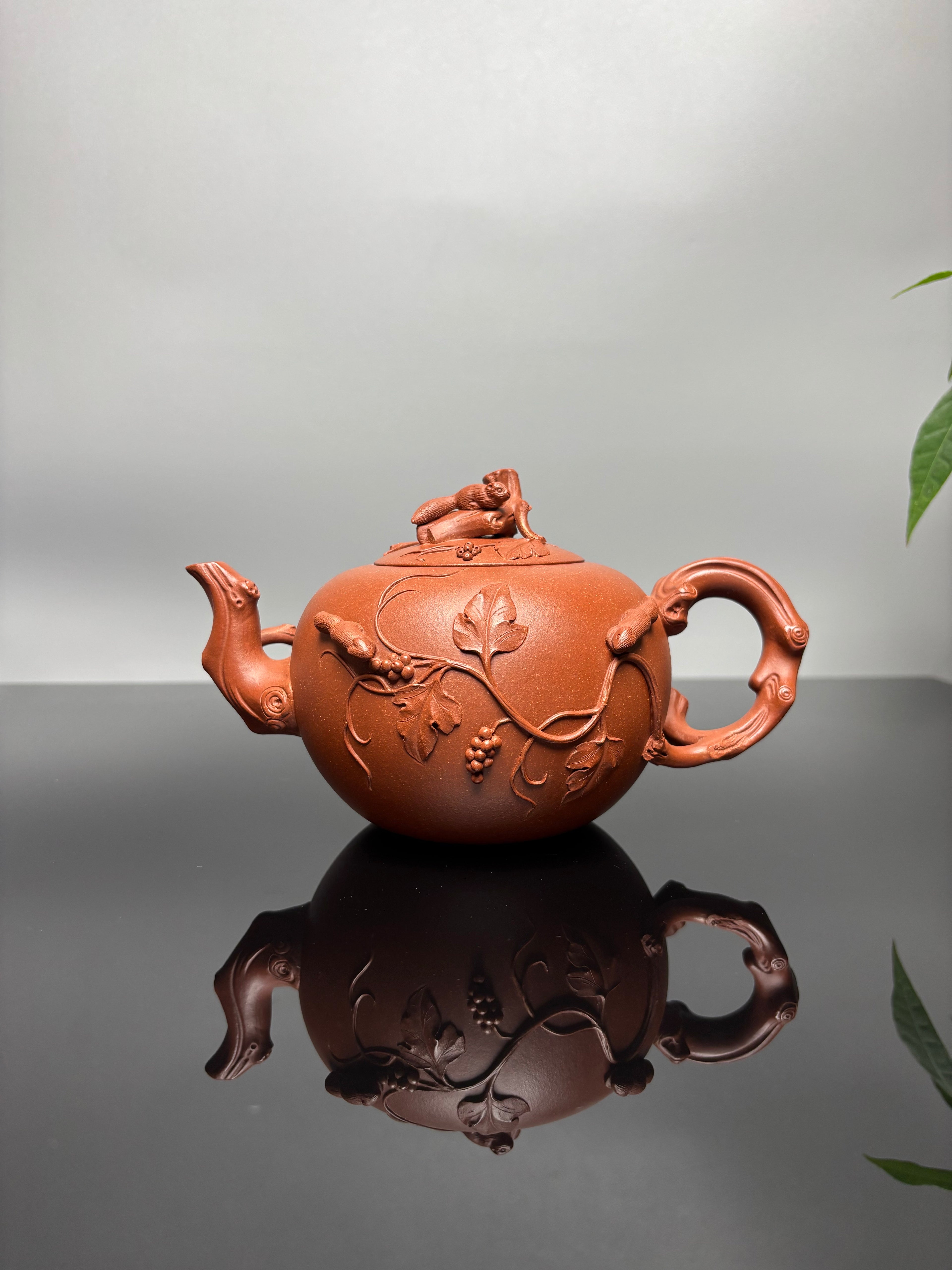 蒋蓉之女 传世花器｜蒋艺华·非遗紫砂顶流重器《松鼠葡萄壶》原矿优质降坡泥·580cc