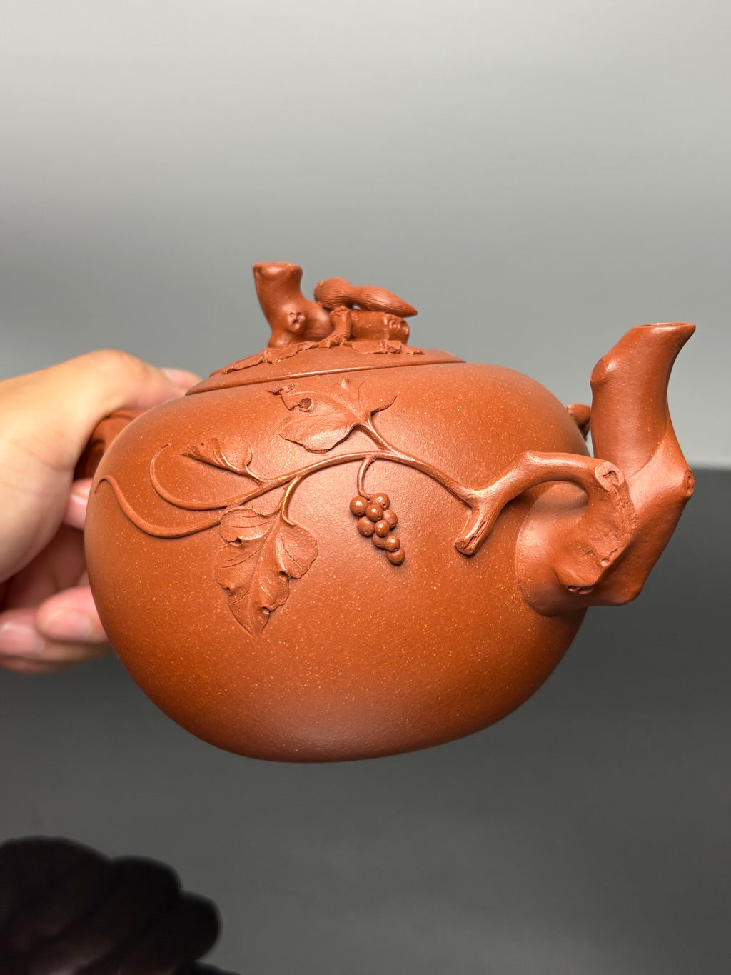 蒋蓉之女 传世花器｜蒋艺华·非遗紫砂顶流重器《松鼠葡萄壶》原矿优质降坡泥·580cc