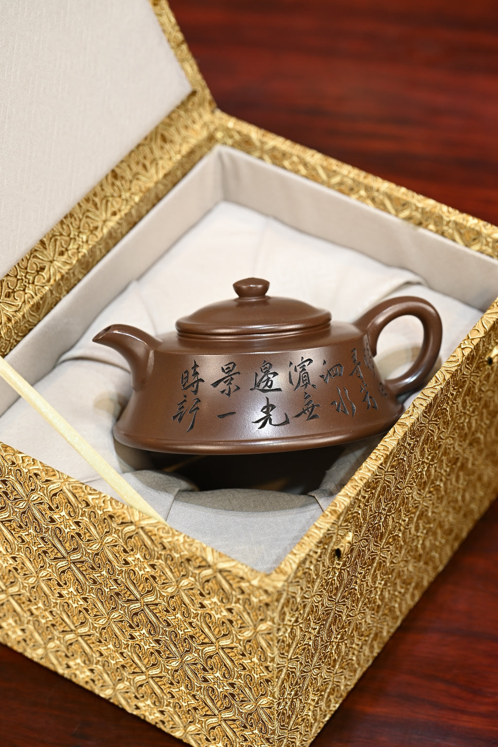 扁玉·全手工 （省大师桑黎兵刻绘+双证书）/紫砂十二精英之首，省大师桑黎兵儿子桑崧杰作品 /容量300cc/特级紫泥