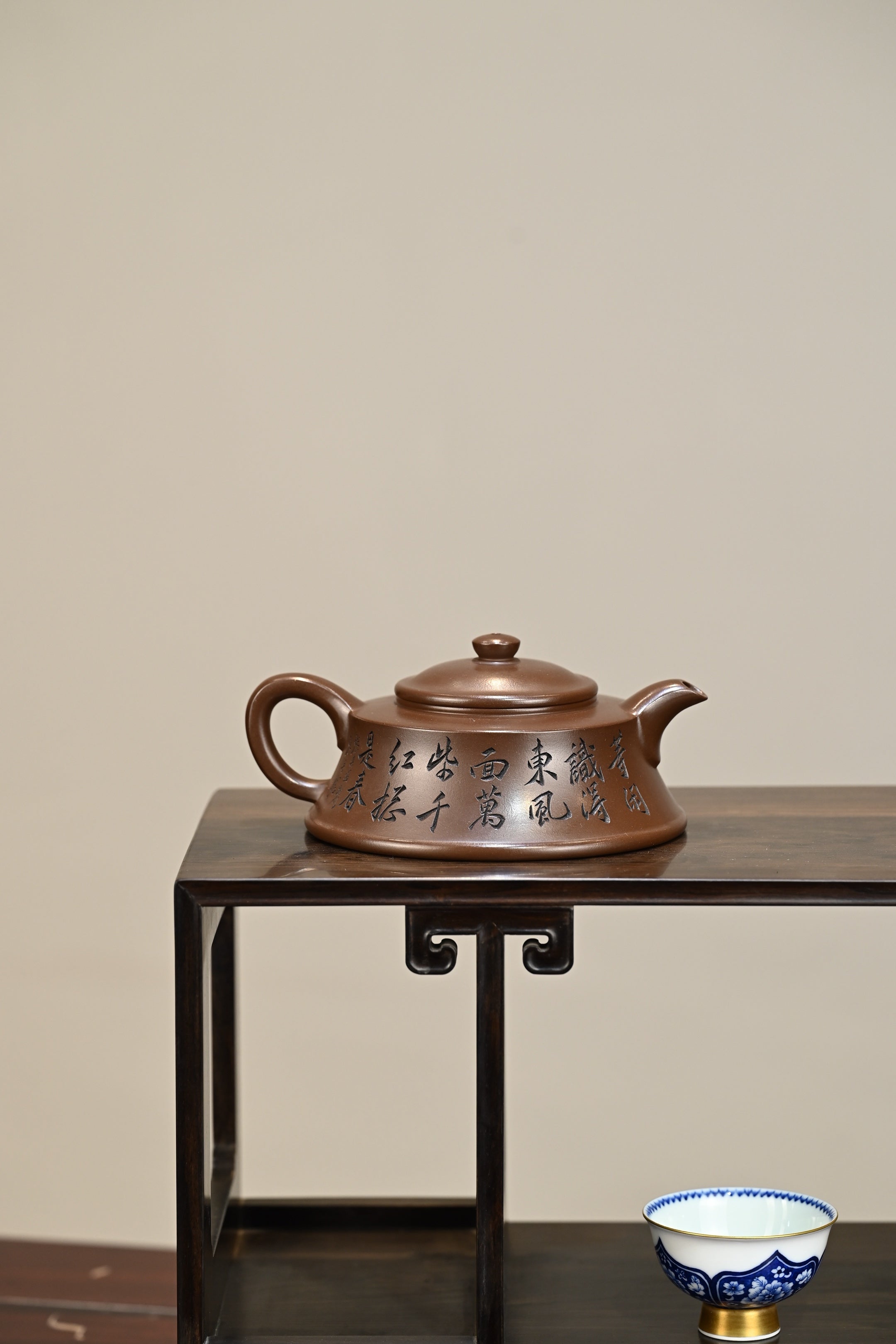 扁玉·全手工 （省大师桑黎兵刻绘+双证书）/紫砂十二精英之首，省大师桑黎兵儿子桑崧杰作品 /容量300cc/特级紫泥
