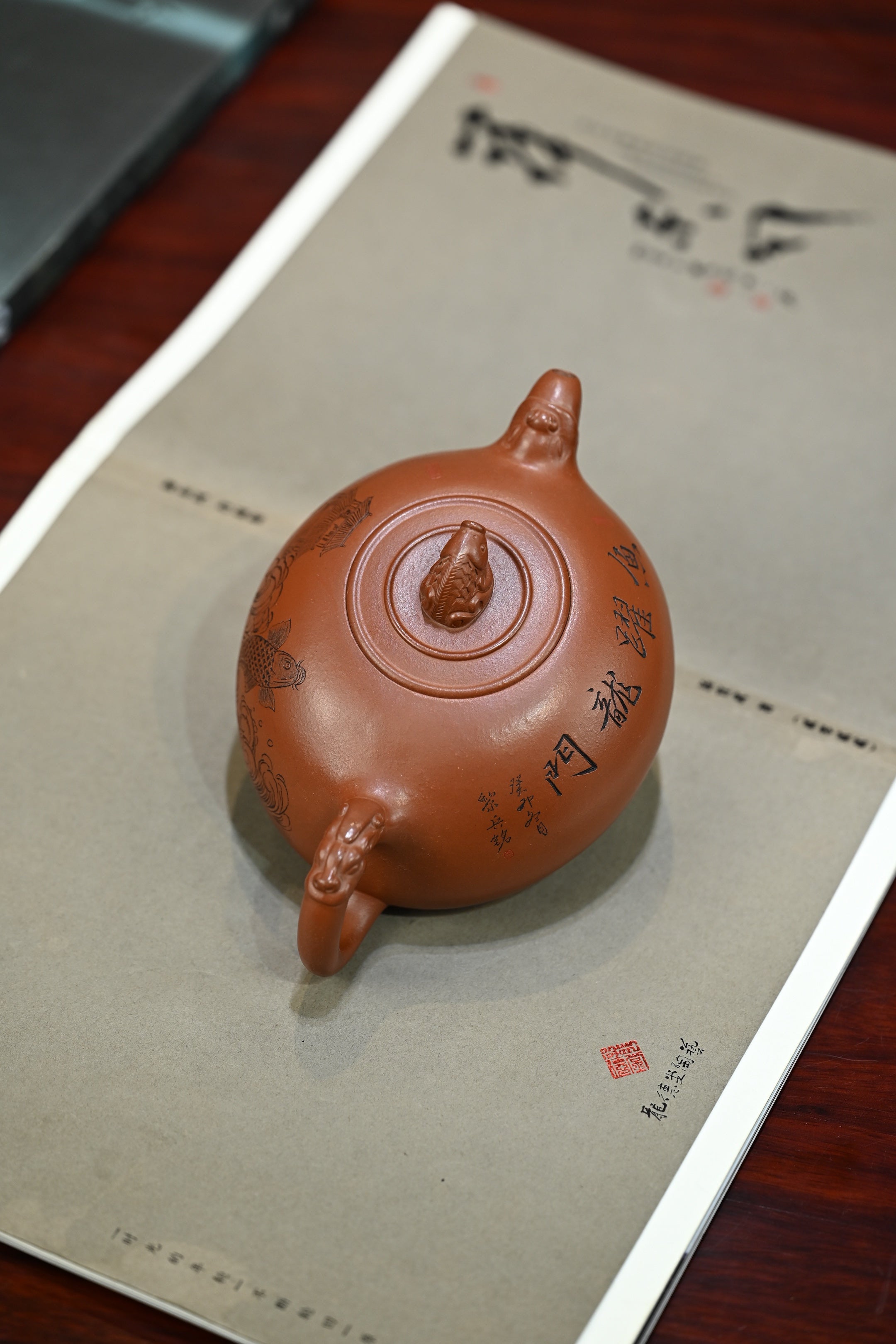 鱼跃龙门·全手工 （省大师桑黎兵刻绘，双证书）紫砂十二精英之首，省大师桑黎兵儿子桑崧杰作品 容量430cc/特级红皮龙