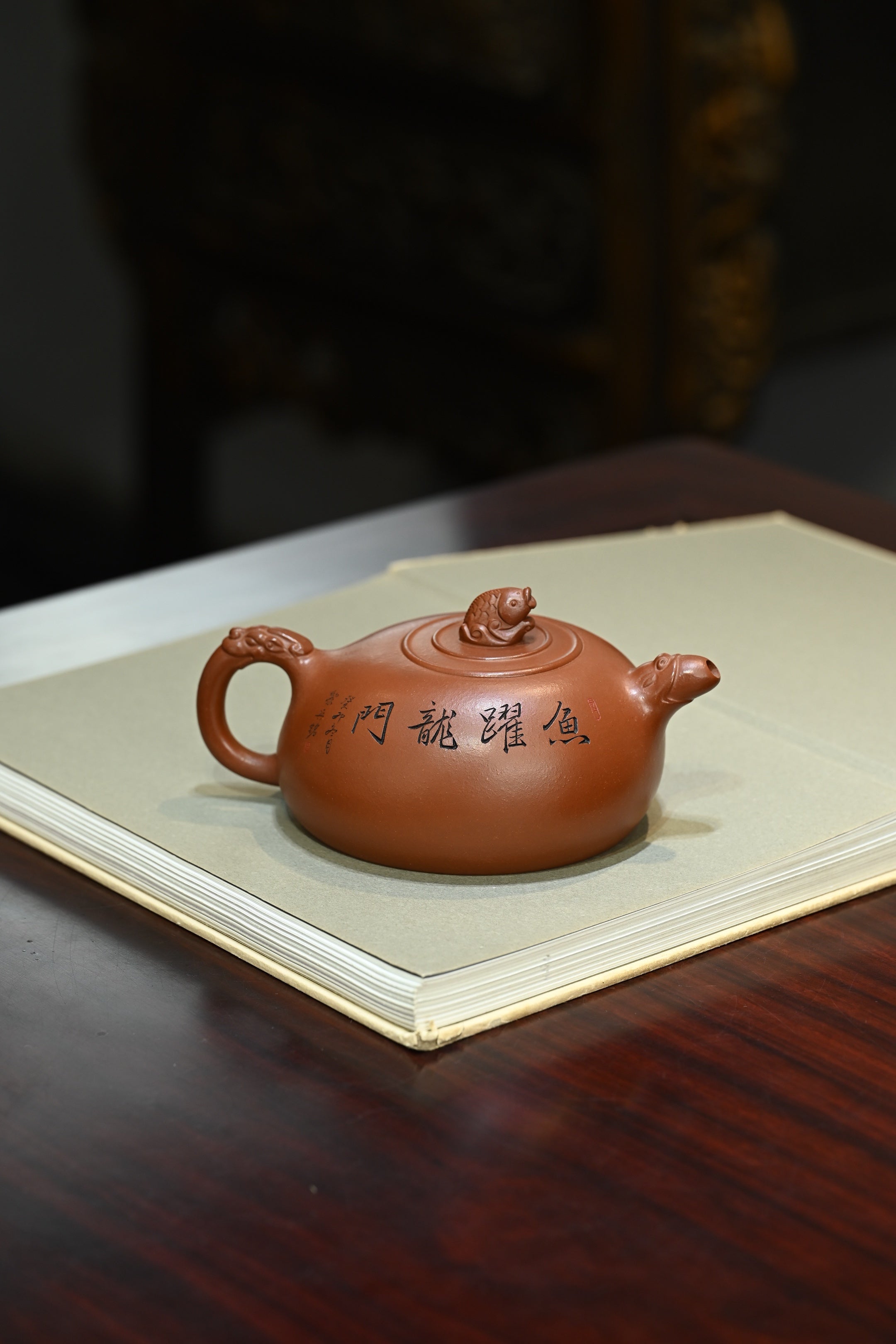 鱼跃龙门·全手工 （省大师桑黎兵刻绘，双证书）紫砂十二精英之首，省大师桑黎兵儿子桑崧杰作品 容量430cc/特级红皮龙