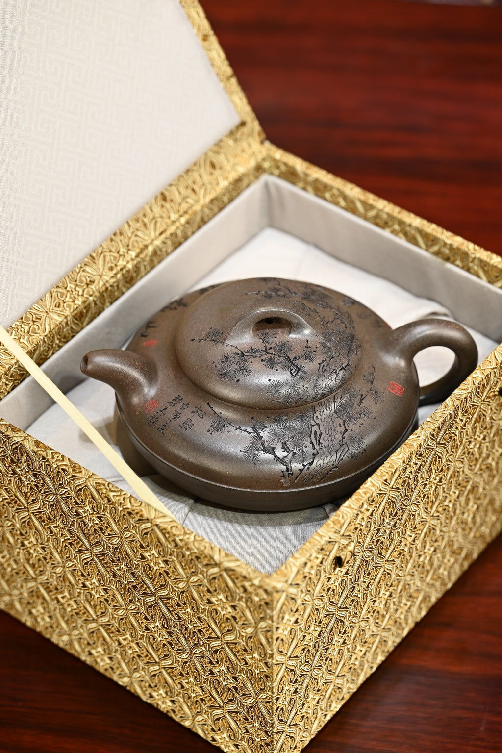 线圆·全手工大品 （省大师桑黎兵刻绘+双证书）/紫砂十二精英之首，省大师桑黎兵儿子桑崧杰作品 容量550cc/紫泥特高温