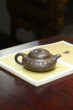 线圆·全手工大品 （省大师桑黎兵刻绘+双证书）/紫砂十二精英之首，省大师桑黎兵儿子桑崧杰作品 容量550cc/紫泥特高温