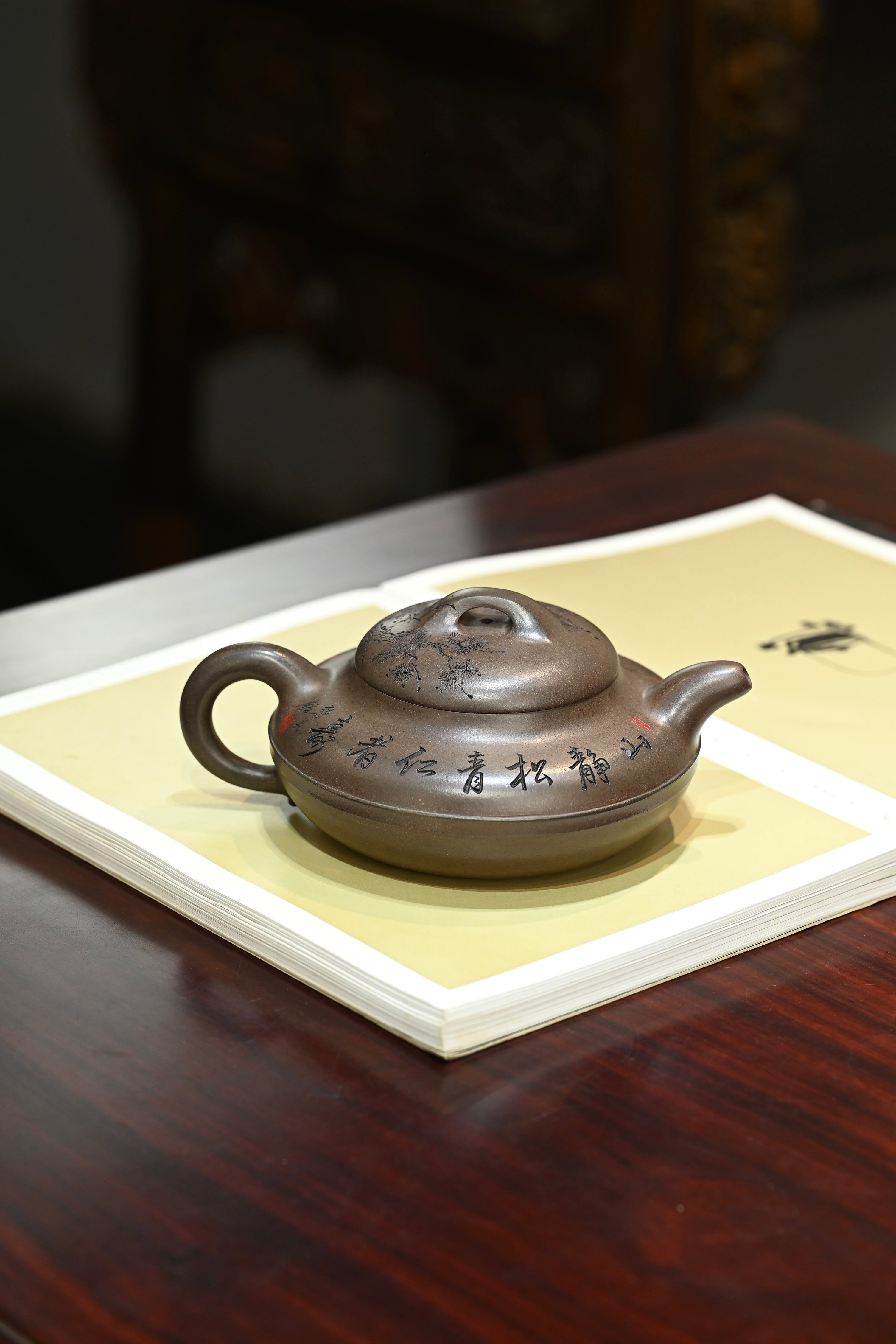 线圆·全手工大品 （省大师桑黎兵刻绘+双证书）/紫砂十二精英之首，省大师桑黎兵儿子桑崧杰作品 容量550cc/紫泥特高温