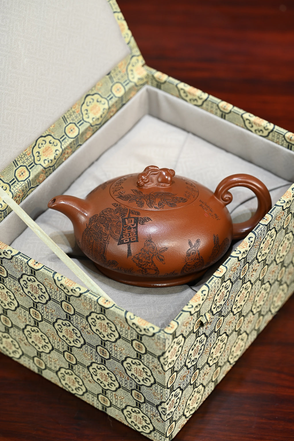 玉兔呈祥·全手工 （省大师桑黎兵刻绘+双证书紫砂十二精英之首，省大师桑黎兵儿子桑崧杰作品 容量450cc/特级红泥