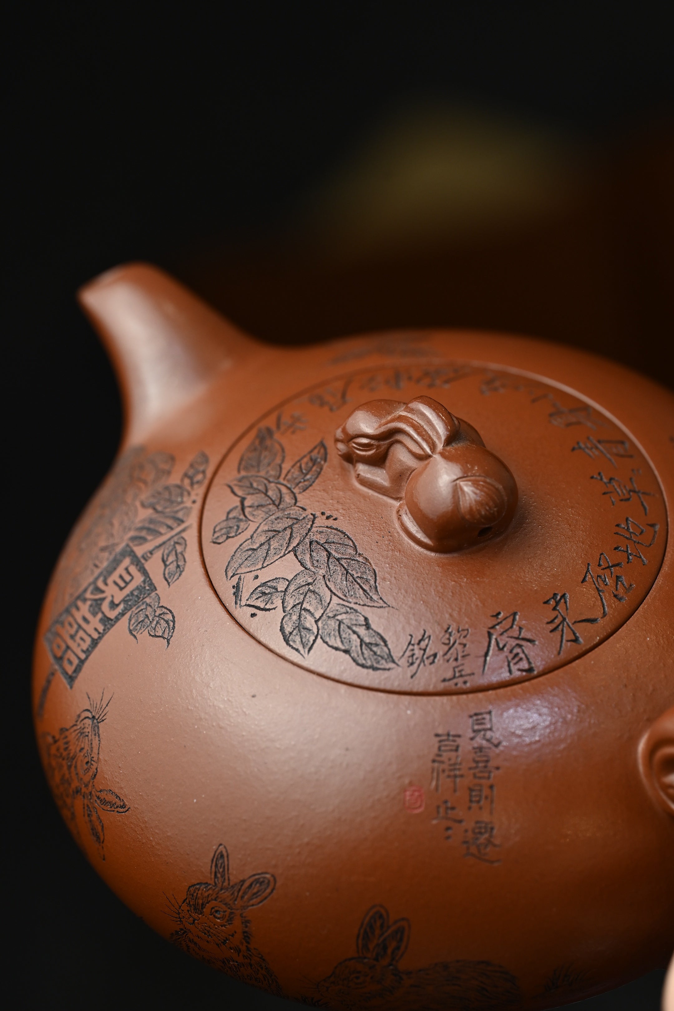 玉兔呈祥·全手工 （省大师桑黎兵刻绘+双证书紫砂十二精英之首，省大师桑黎兵儿子桑崧杰作品 容量450cc/特级红泥