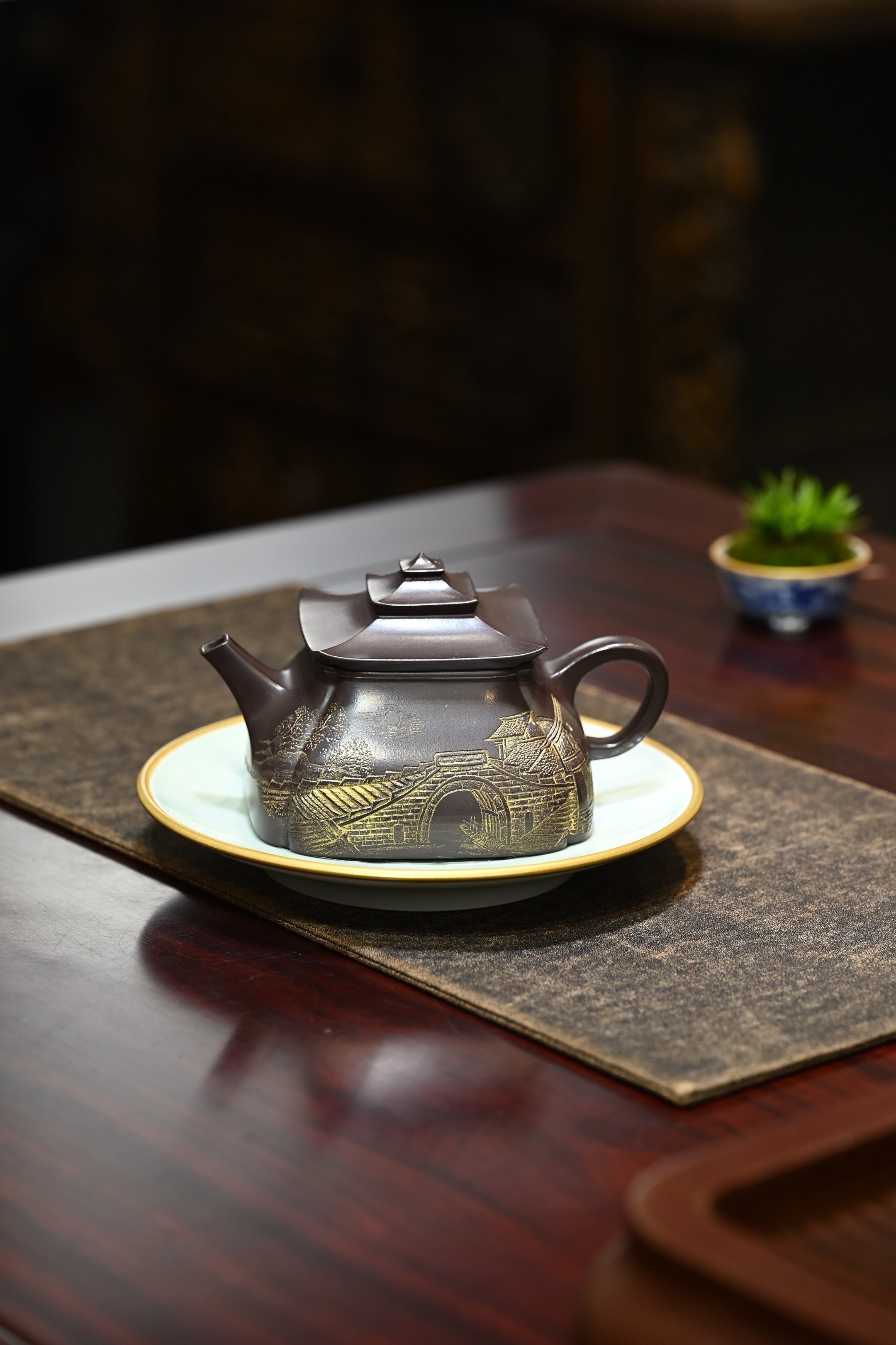 御风·全手工 （省大师桑黎兵刻绘+双证书）/紫砂十二精英之首，省大师桑黎兵儿子桑崧杰作品 容量360cc/特级紫茄泥