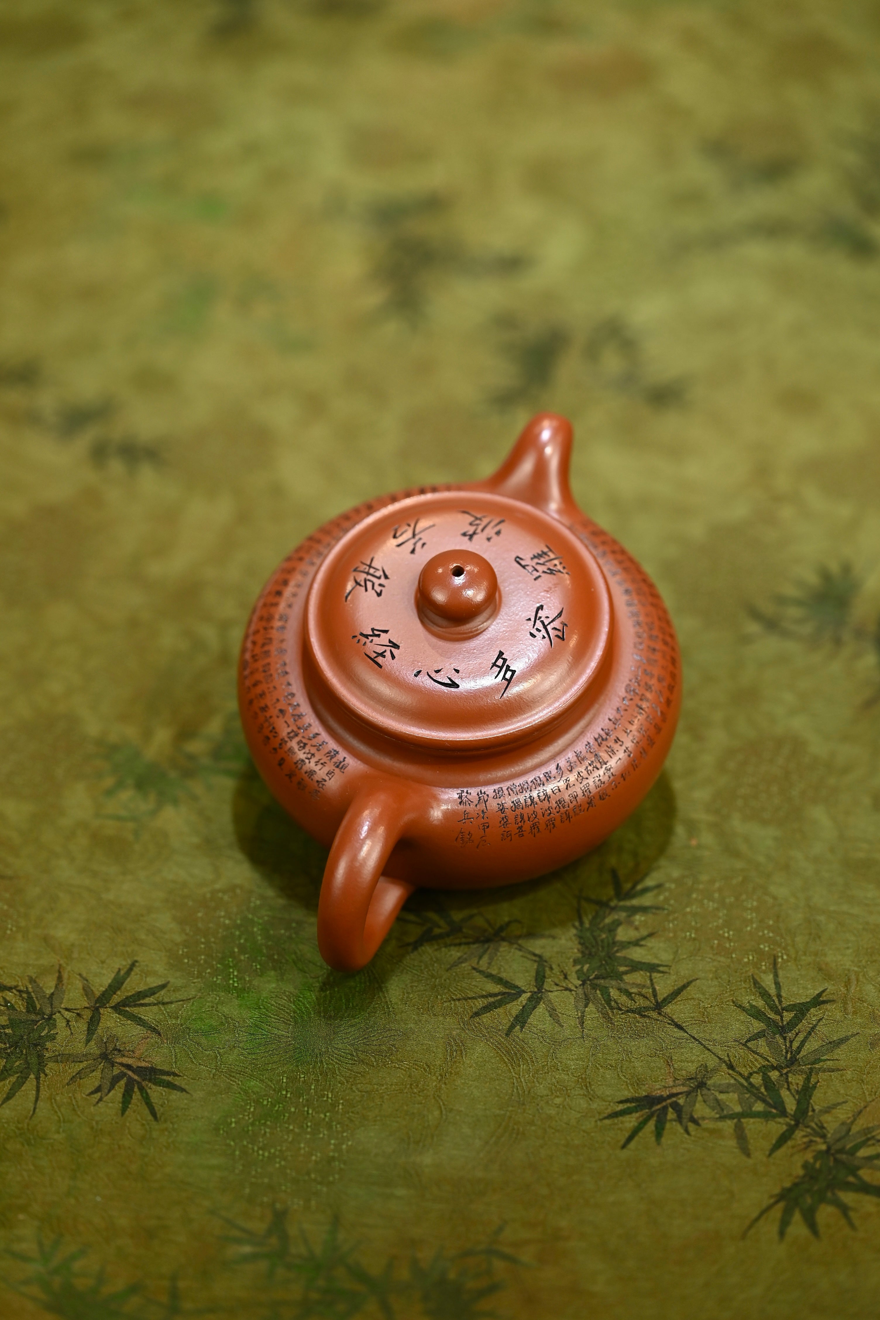 心经仿古·全手工（省大师桑黎兵刻绘+双证书） /紫砂十二精英之首，省大师桑黎兵儿子桑崧杰作品 容量350cc/鸡血大红袍