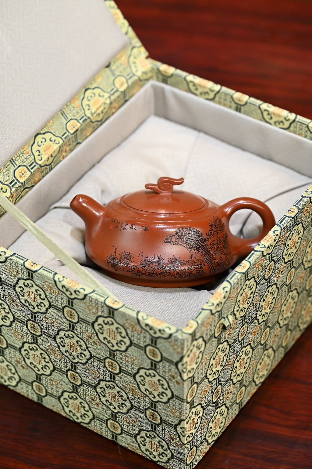 祥云纳福·全手工 （省大师桑黎兵刻绘+双证书）紫砂十二精英之首，省大师桑黎兵儿子桑崧杰作品 容量260cc/鸡血大红袍