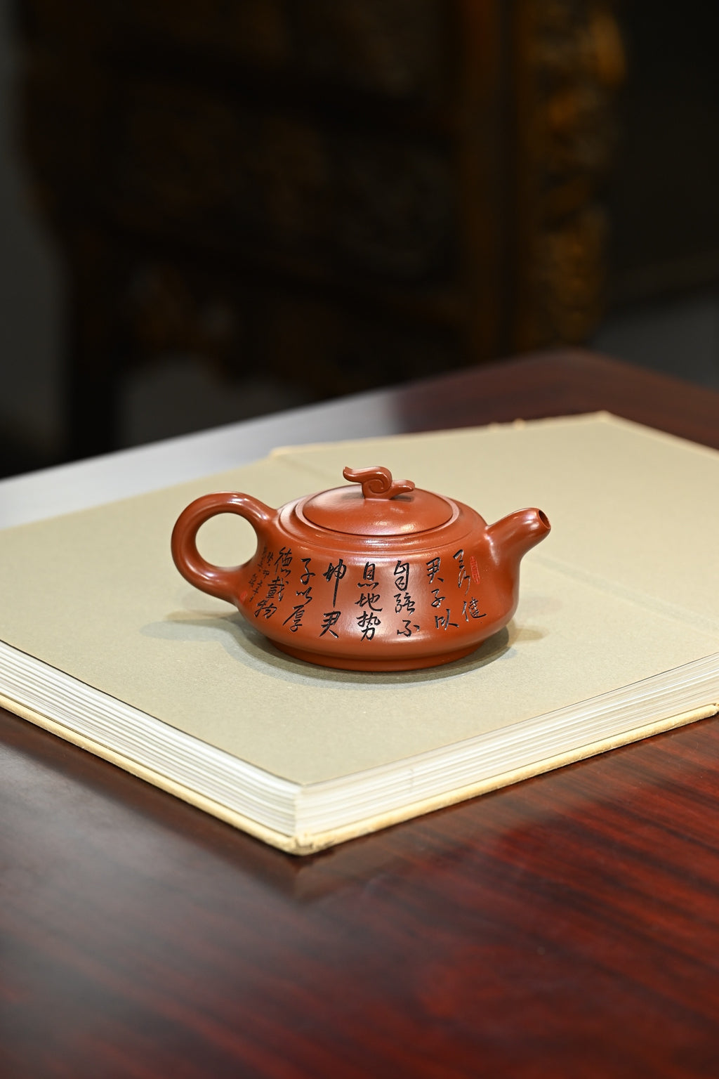 祥云纳福·全手工 （省大师桑黎兵刻绘+双证书）紫砂十二精英之首，省大师桑黎兵儿子桑崧杰作品 容量260cc/鸡血大红袍