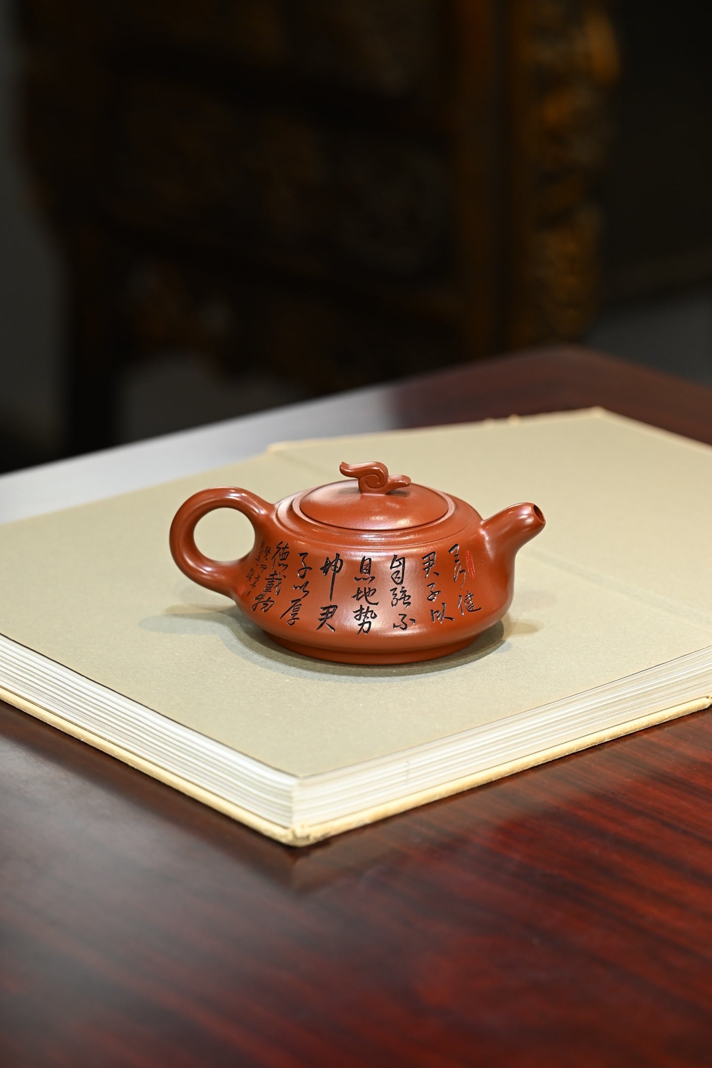 祥云纳福·全手工 （省大师桑黎兵刻绘+双证书）紫砂十二精英之首，省大师桑黎兵儿子桑崧杰作品 容量260cc/鸡血大红袍