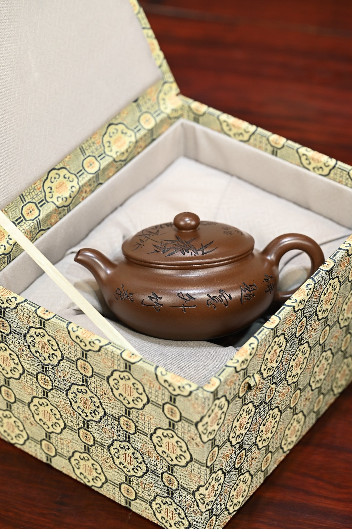扁腹·全手工 （省大师桑黎兵刻绘+双证书）紫砂十二精英之首，省大师桑黎兵儿子桑崧杰作品容量350cc/特级紫泥