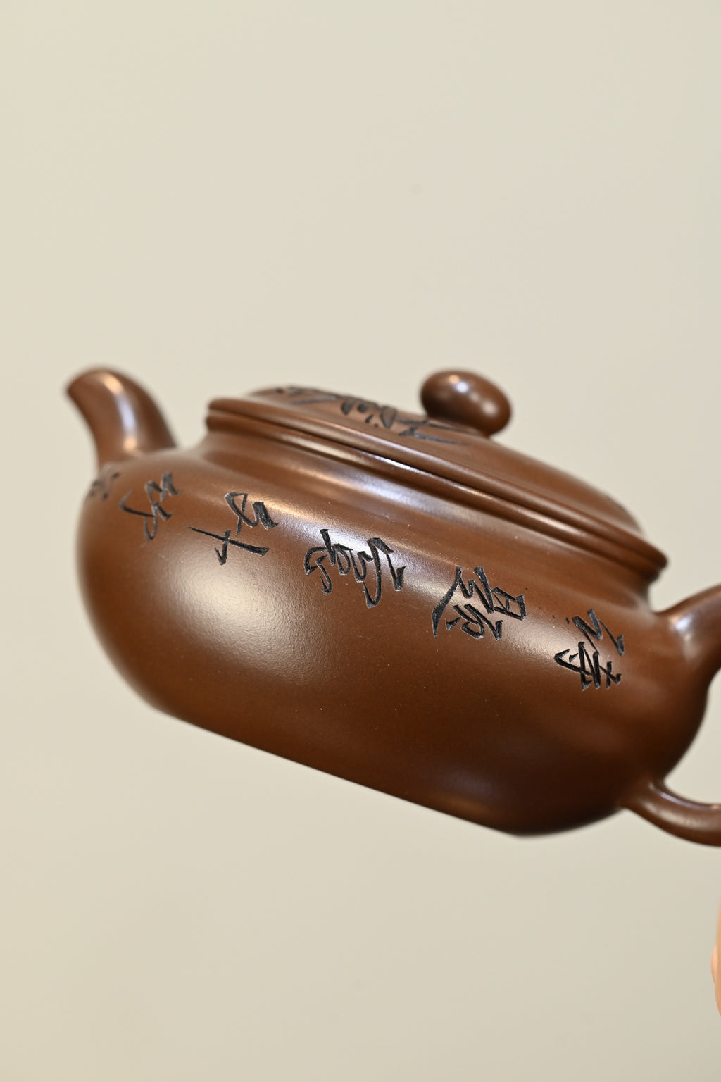 扁腹·全手工 （省大师桑黎兵刻绘+双证书）紫砂十二精英之首，省大师桑黎兵儿子桑崧杰作品容量350cc/特级紫泥