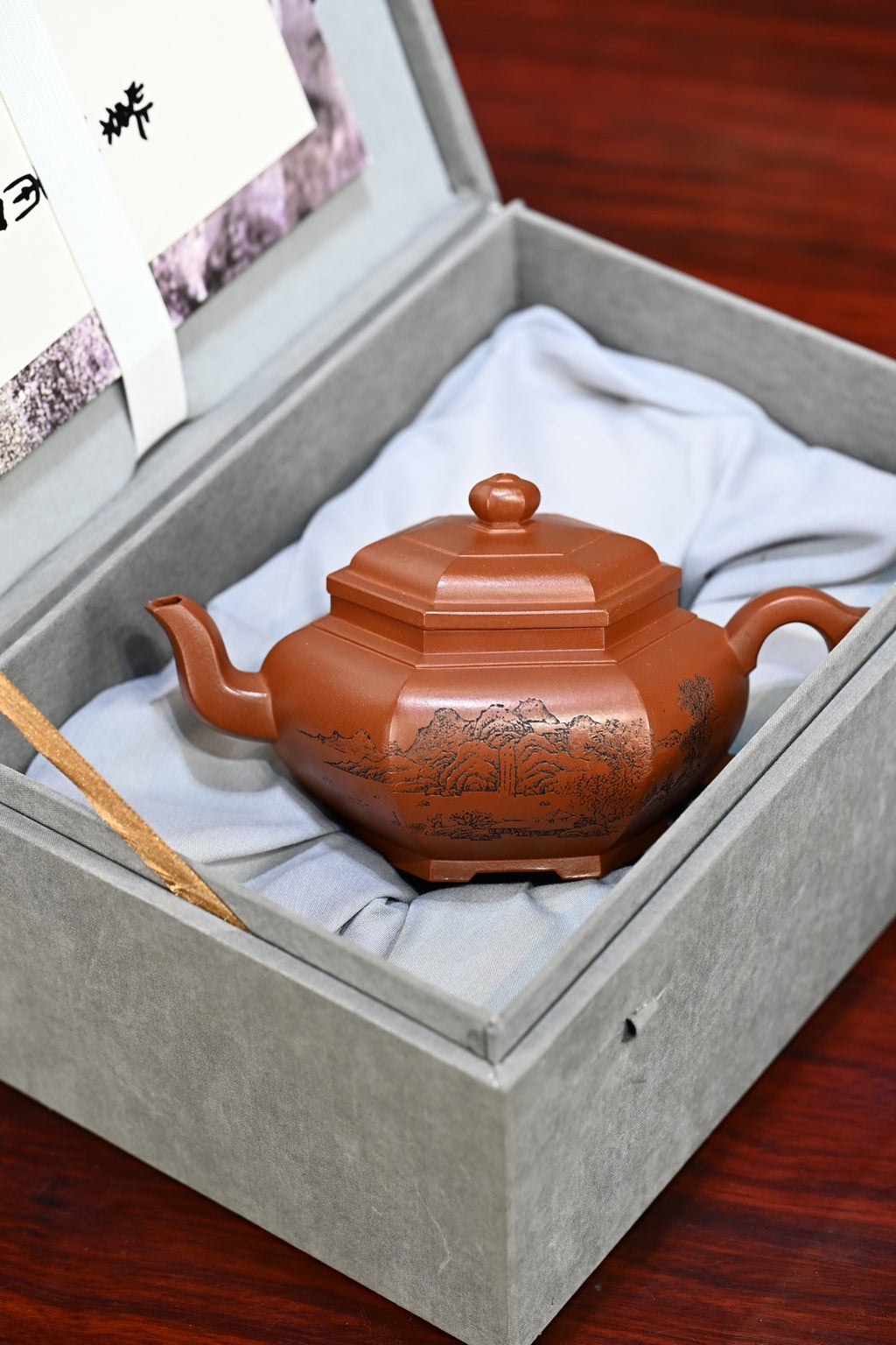 六方宫灯·全手工 （省大师桑黎兵刻绘+双证书） 紫砂十二精英之首，国礼省大师桑黎兵儿子桑崧杰作品 容量360cc/特级朱泥