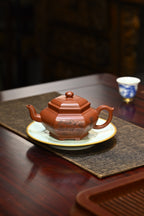 六方宫灯·全手工 （省大师桑黎兵刻绘+双证书） 紫砂十二精英之首，国礼省大师桑黎兵儿子桑崧杰作品 容量360cc/特级朱泥