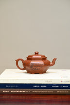 六方宫灯·全手工 （省大师桑黎兵刻绘+双证书） 紫砂十二精英之首，国礼省大师桑黎兵儿子桑崧杰作品 容量360cc/特级朱泥