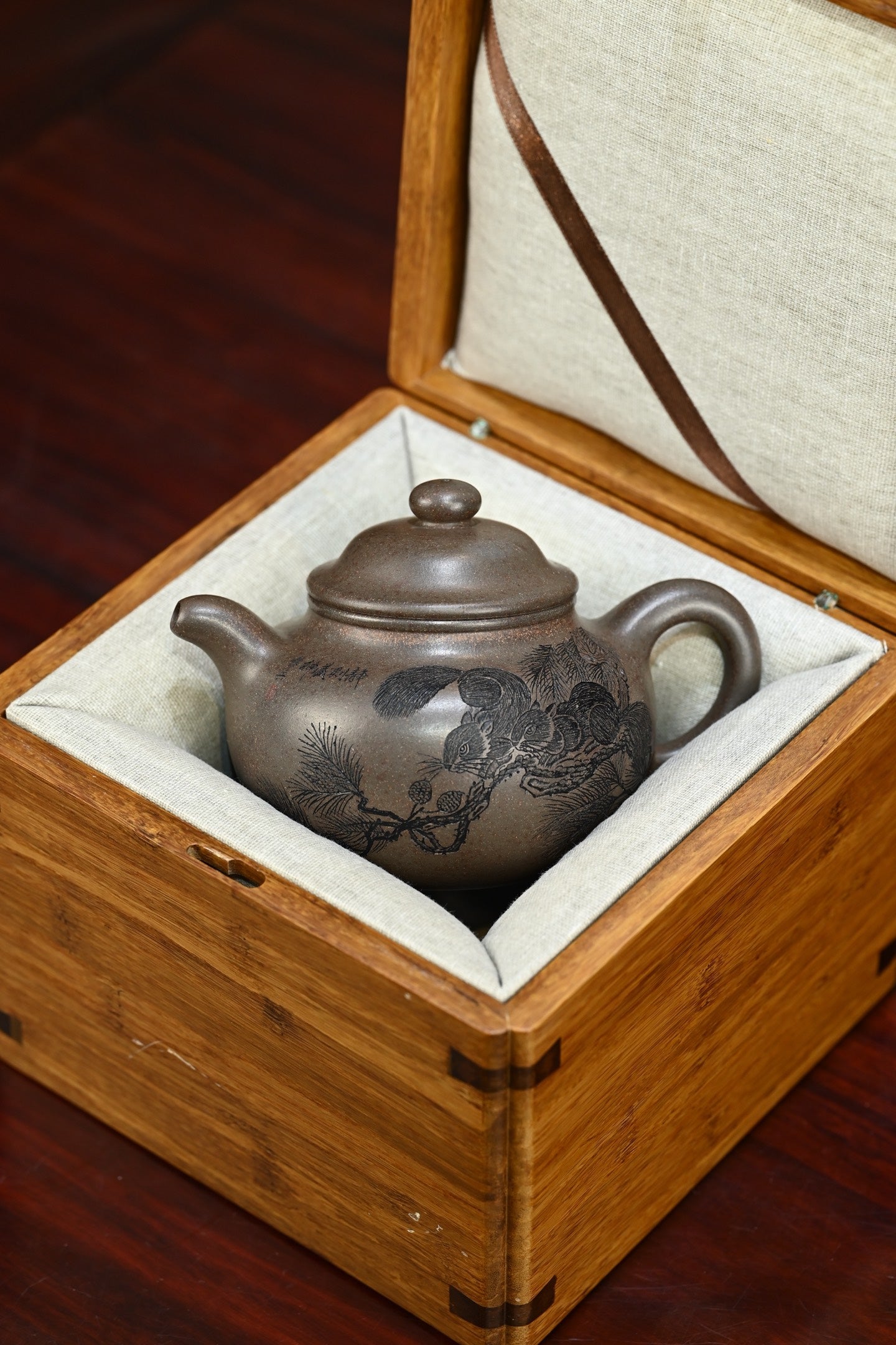 大亨莲子·全手工 （省大师桑黎兵刻绘+双证书）紫砂十二精英之首，省大师桑黎兵儿子桑崧杰作品 容量380cc/青玉金砂