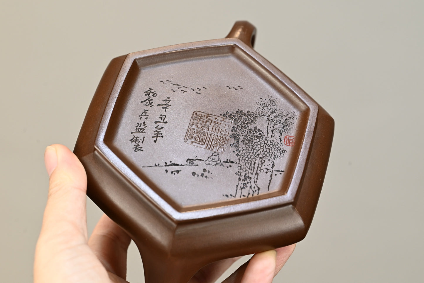 六方础瓢·全手工 （省大师桑黎兵刻绘+双证书）/紫砂十二精英之首，省大师桑黎兵儿子桑崧杰作品 /容量280cc/特级紫泥