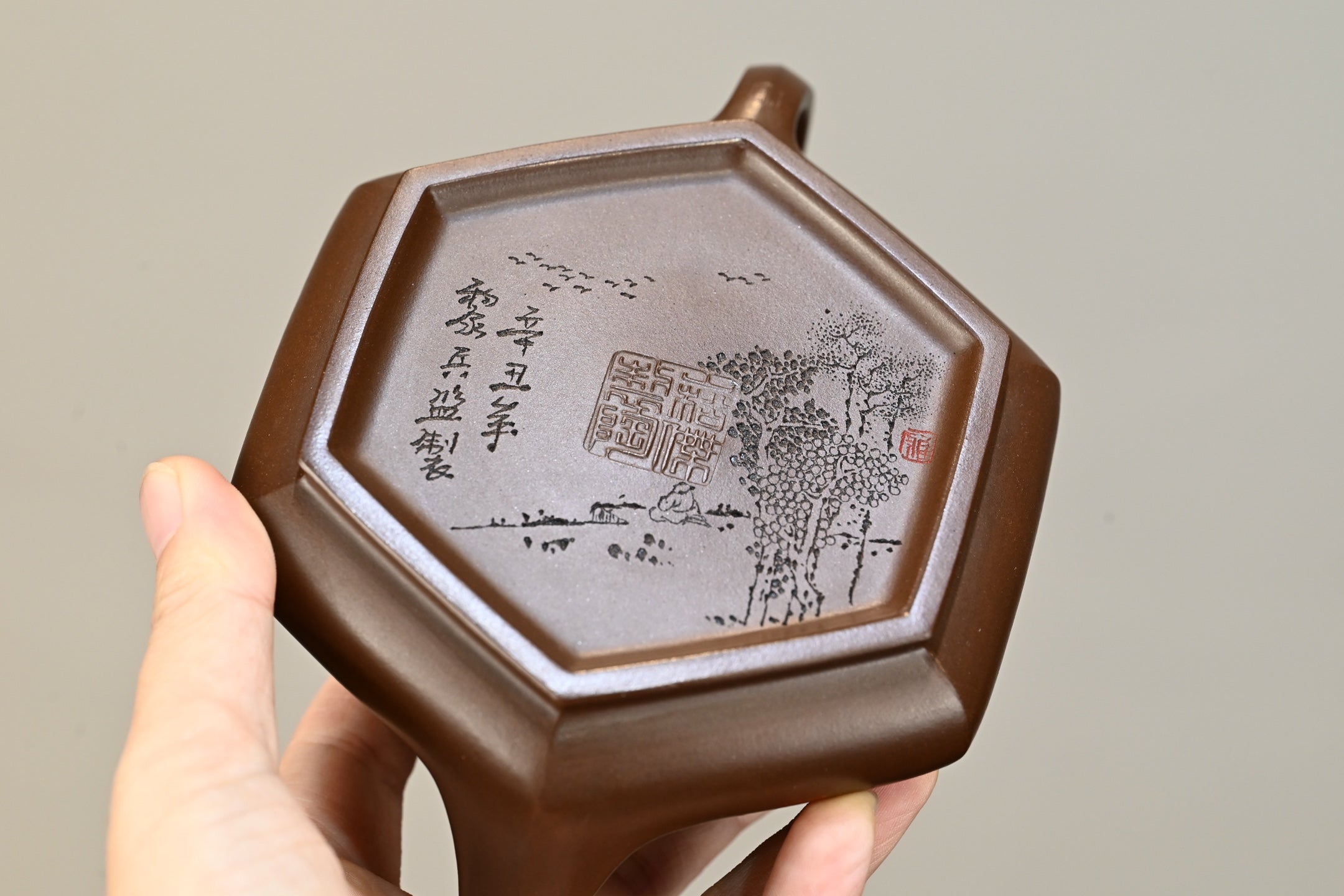 六方础瓢·全手工 （省大师桑黎兵刻绘+双证书）/紫砂十二精英之首，省大师桑黎兵儿子桑崧杰作品 /容量280cc/特级紫泥