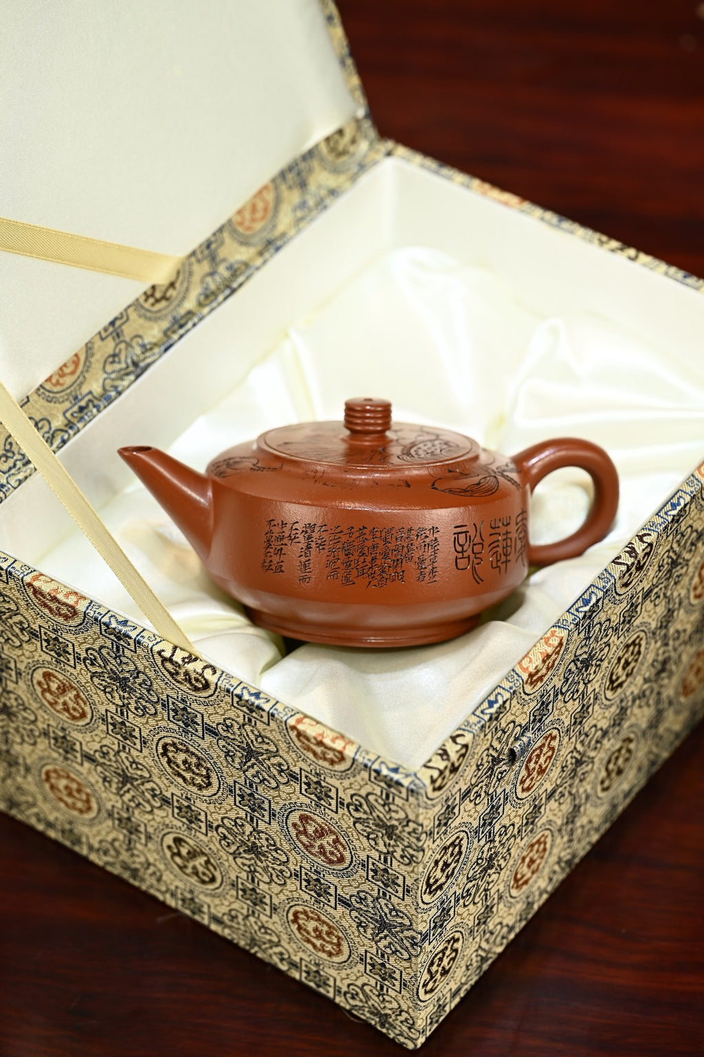 云盘·全手工（省大师桑黎兵刻绘+双证书） /紫砂十二精英之首，省大师桑黎兵儿子桑崧杰作品 /容量350cc/鸡血大红袍