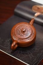 云盘·全手工（省大师桑黎兵刻绘+双证书） /紫砂十二精英之首，省大师桑黎兵儿子桑崧杰作品 /容量350cc/鸡血大红袍