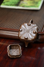 四方菱花·全手工 （省大师桑黎兵刻绘+双证书） /紫砂十二精英之首，省大师桑黎兵儿子桑崧杰作品 /容量350cc/特级紫泥