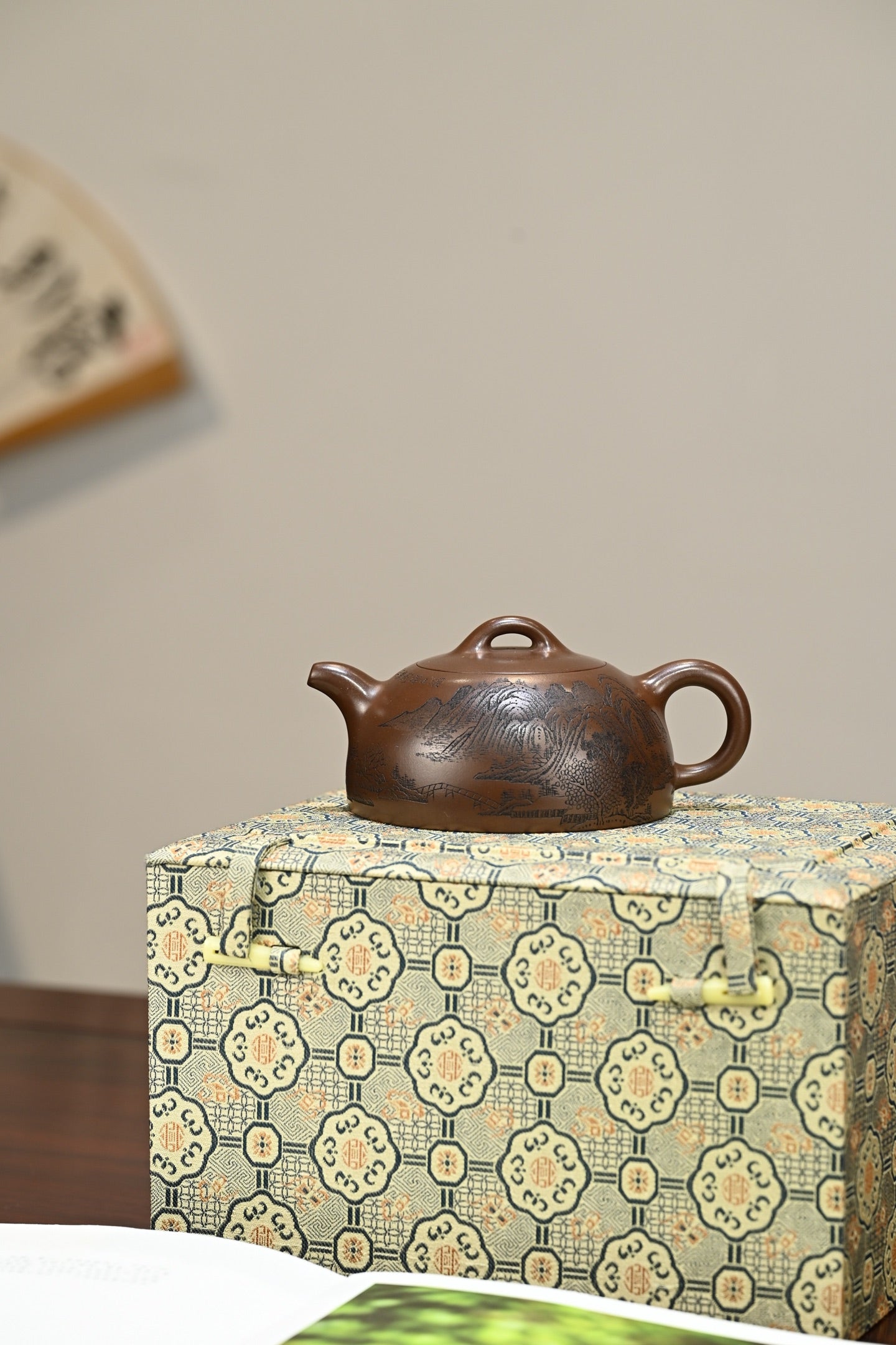 半月·全手工 （省大师桑黎兵刻绘+双证书）紫砂十二精英之首，省大师桑黎兵儿子桑崧杰作品 /容量300cc/特级紫泥