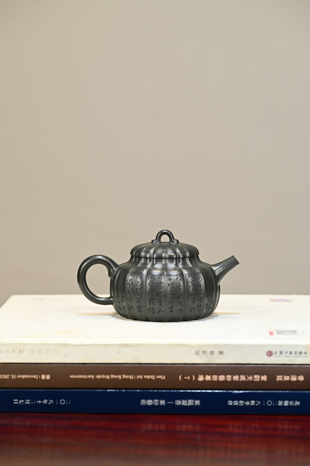 菊瓣·全手工 （省大师桑黎兵刻绘+双证书）/紫砂十二精英之首，省大师桑黎兵儿子桑崧杰作品 容量280cc/九龄君子兰