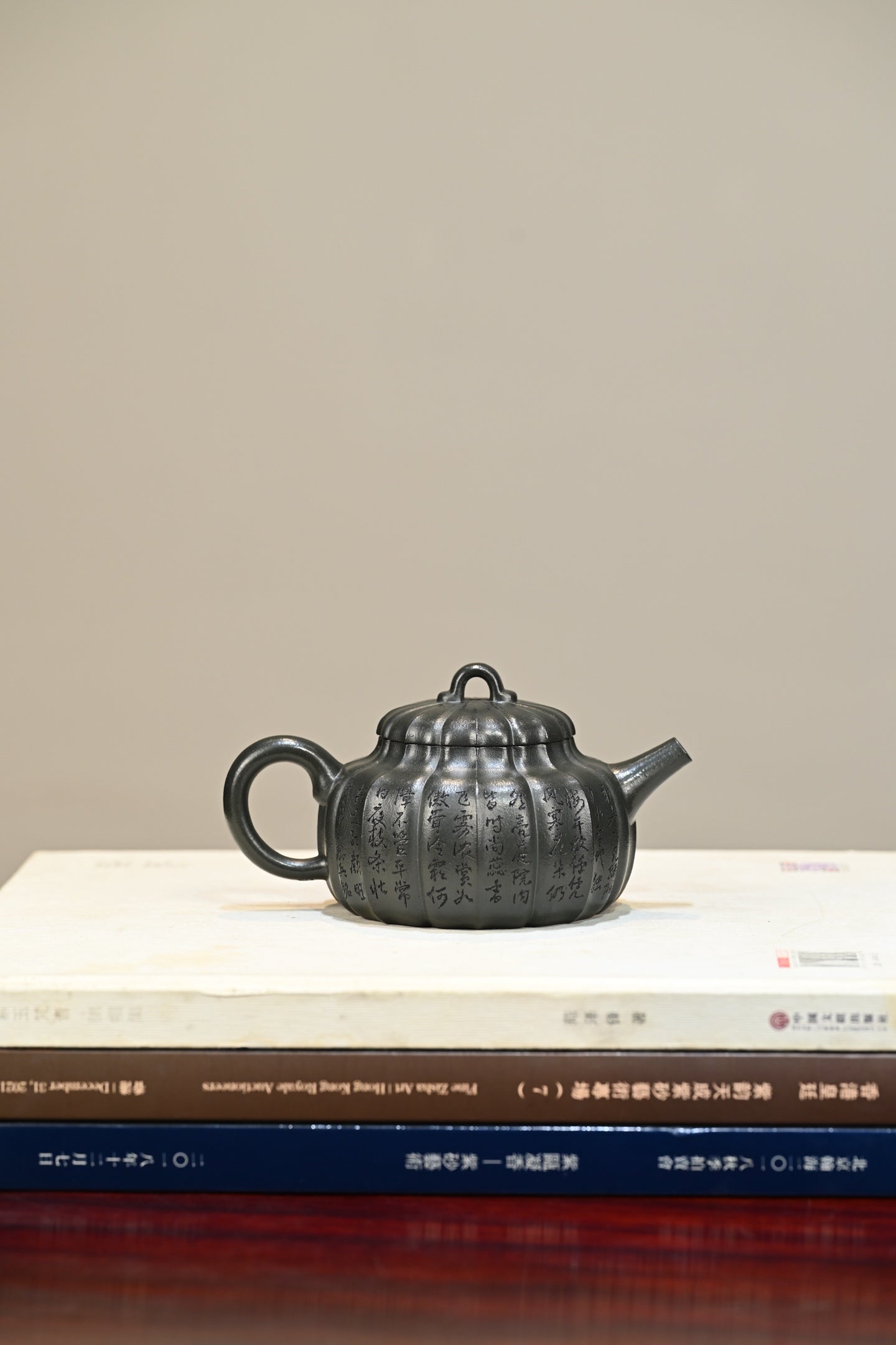 菊瓣·全手工 （省大师桑黎兵刻绘+双证书）/紫砂十二精英之首，省大师桑黎兵儿子桑崧杰作品 容量280cc/九龄君子兰