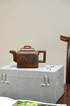 亚明四方·全手工 （省大师桑黎兵刻绘+双证书）紫砂十二精英之首，省大师桑黎兵儿子桑崧杰作品 容量430cc/特级紫泥