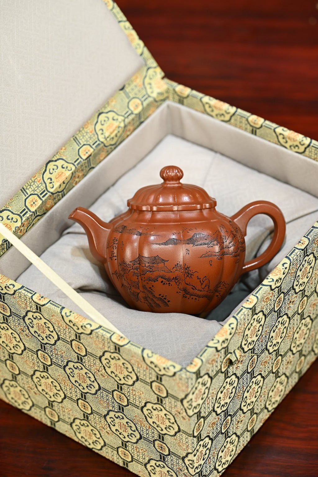 菊蕾·全手工 （省大师桑黎兵刻绘+双证书）紫砂十二精英之首，省大师桑黎兵儿子桑崧杰作品 容量360cc/特级红泥