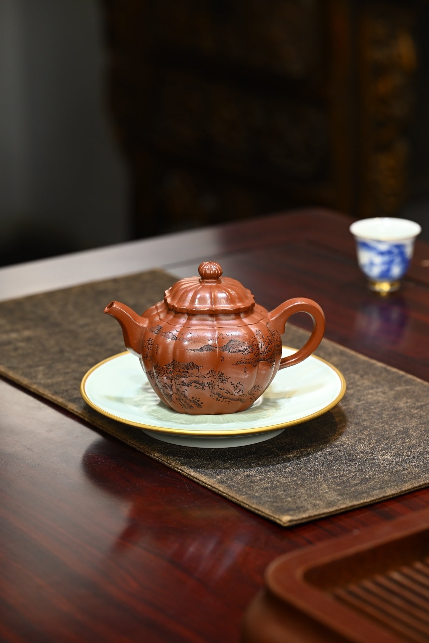 菊蕾·全手工 （省大师桑黎兵刻绘+双证书）紫砂十二精英之首，省大师桑黎兵儿子桑崧杰作品 容量360cc/特级红泥