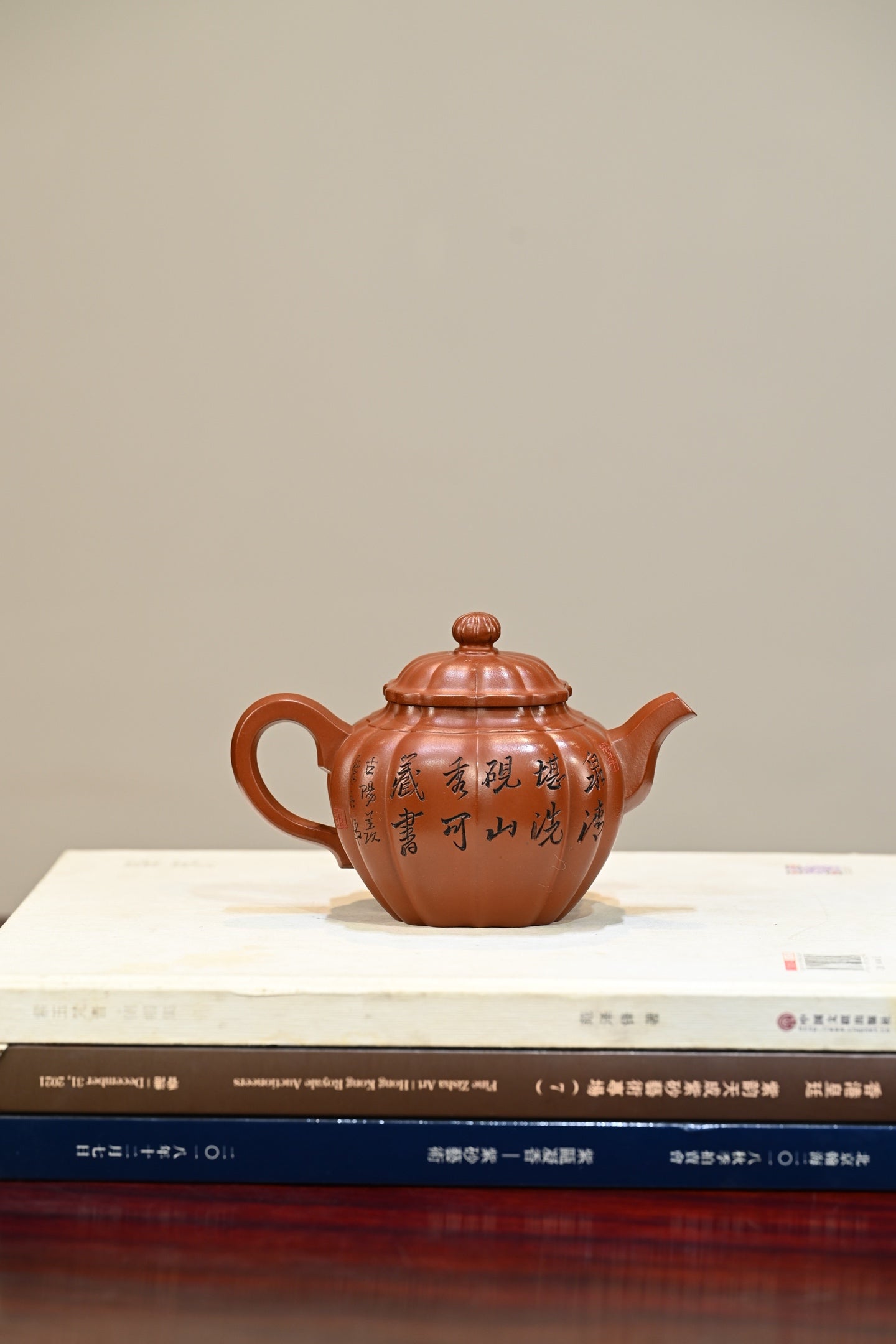 菊蕾·全手工 （省大师桑黎兵刻绘+双证书）紫砂十二精英之首，省大师桑黎兵儿子桑崧杰作品 容量360cc/特级红泥