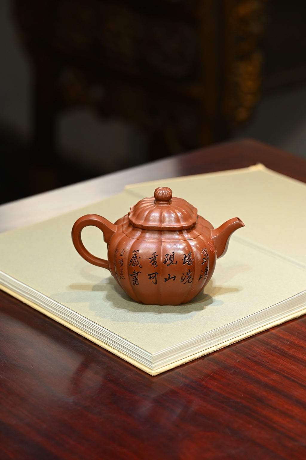 菊蕾·全手工 （省大师桑黎兵刻绘+双证书）紫砂十二精英之首，省大师桑黎兵儿子桑崧杰作品 容量360cc/特级红泥