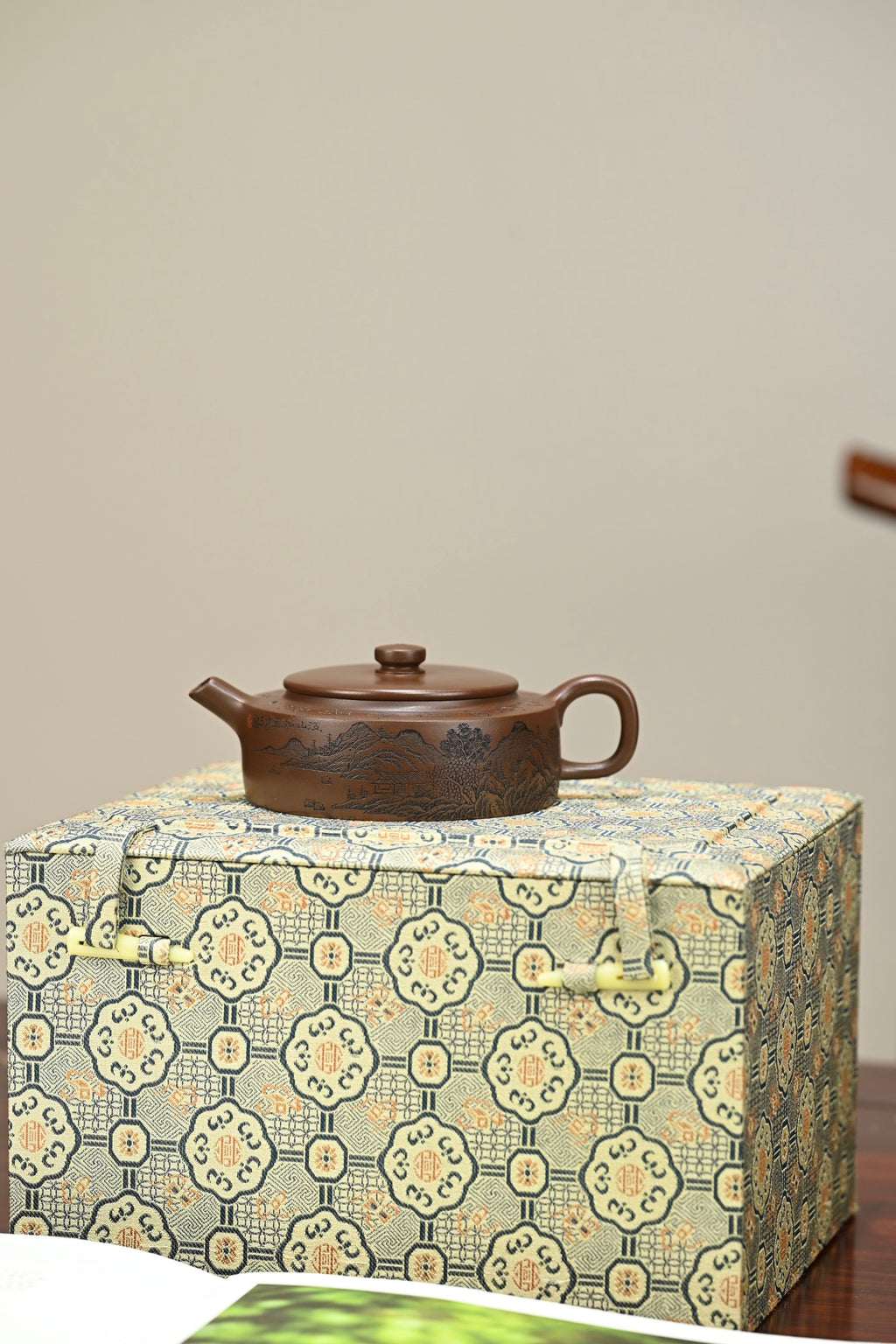 周盘·全手工 （省大师桑黎兵刻绘+双证书）紫砂十二精英之首，省大师桑黎兵儿子桑崧杰作品 容量210cc/特级紫泥
