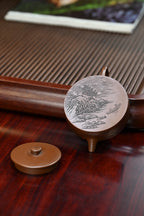周盘·全手工 （省大师桑黎兵刻绘+双证书）紫砂十二精英之首，省大师桑黎兵儿子桑崧杰作品 容量210cc/特级紫泥