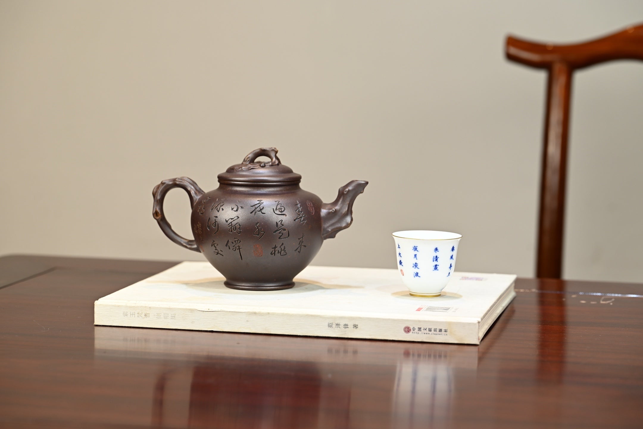 桃报春·全手工 （省大师桑黎兵刻绘+双证书）紫砂十二精英之首，省大师桑黎兵儿子桑崧杰作品容量530cc/特级紫泥高温烧 - ZishaTeapotChina