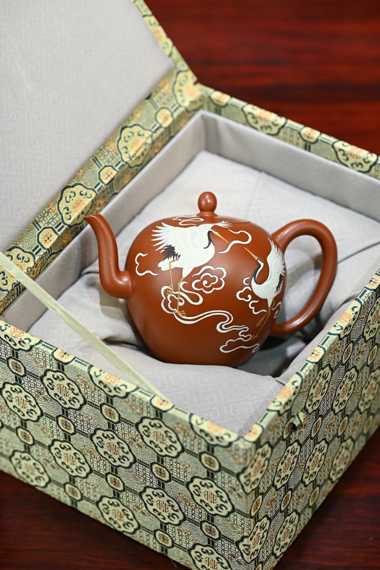 美人肩·全手工 （省大师桑黎兵刻绘+双证书）/紫砂十二精英之首，省大师桑黎兵儿子桑崧杰作品 容量380cc/特级朱泥