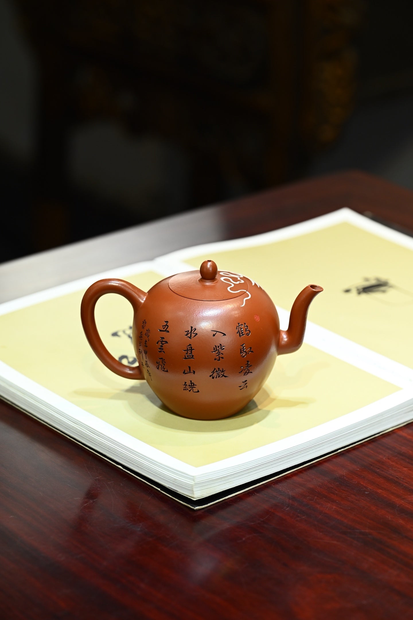 美人肩·全手工 （省大师桑黎兵刻绘+双证书）/紫砂十二精英之首，省大师桑黎兵儿子桑崧杰作品 容量380cc/特级朱泥
