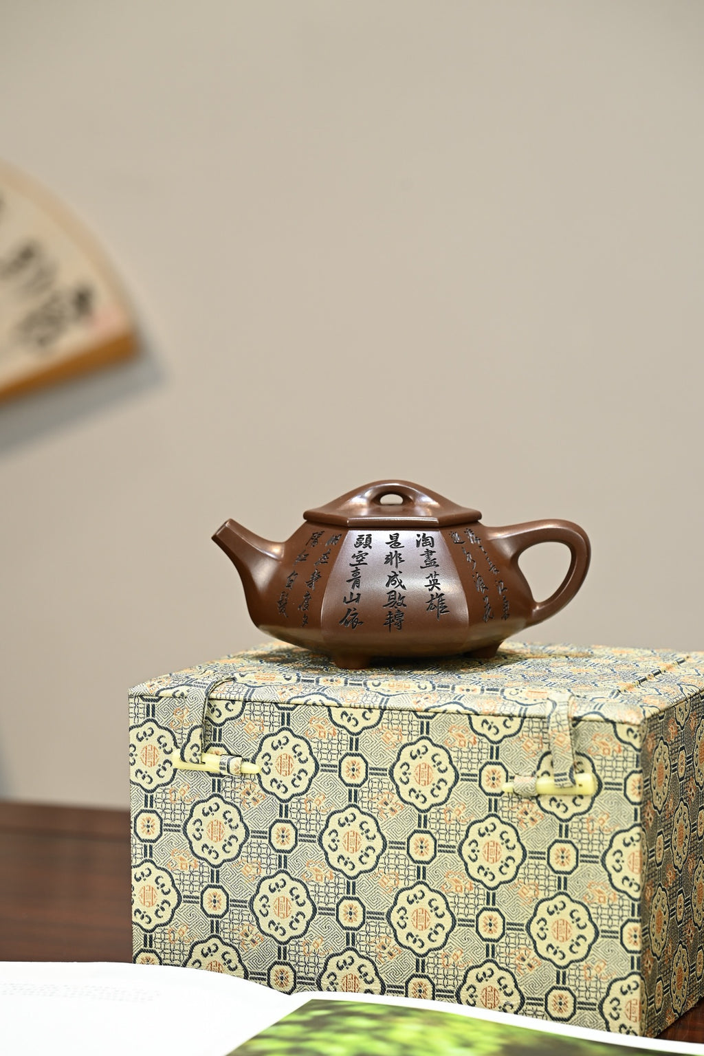 六方满瓢·全手工 （省大师桑黎兵刻绘+双证书） /紫砂十二精英之首，省大师桑黎兵儿子桑崧杰作品 /容量410cc/特级紫泥