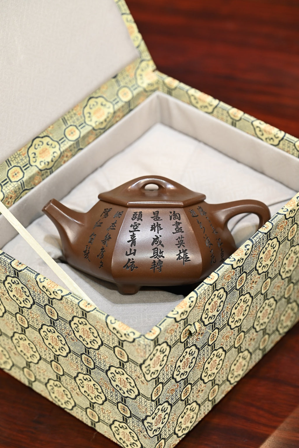 六方满瓢·全手工 （省大师桑黎兵刻绘+双证书） /紫砂十二精英之首，省大师桑黎兵儿子桑崧杰作品 /容量410cc/特级紫泥