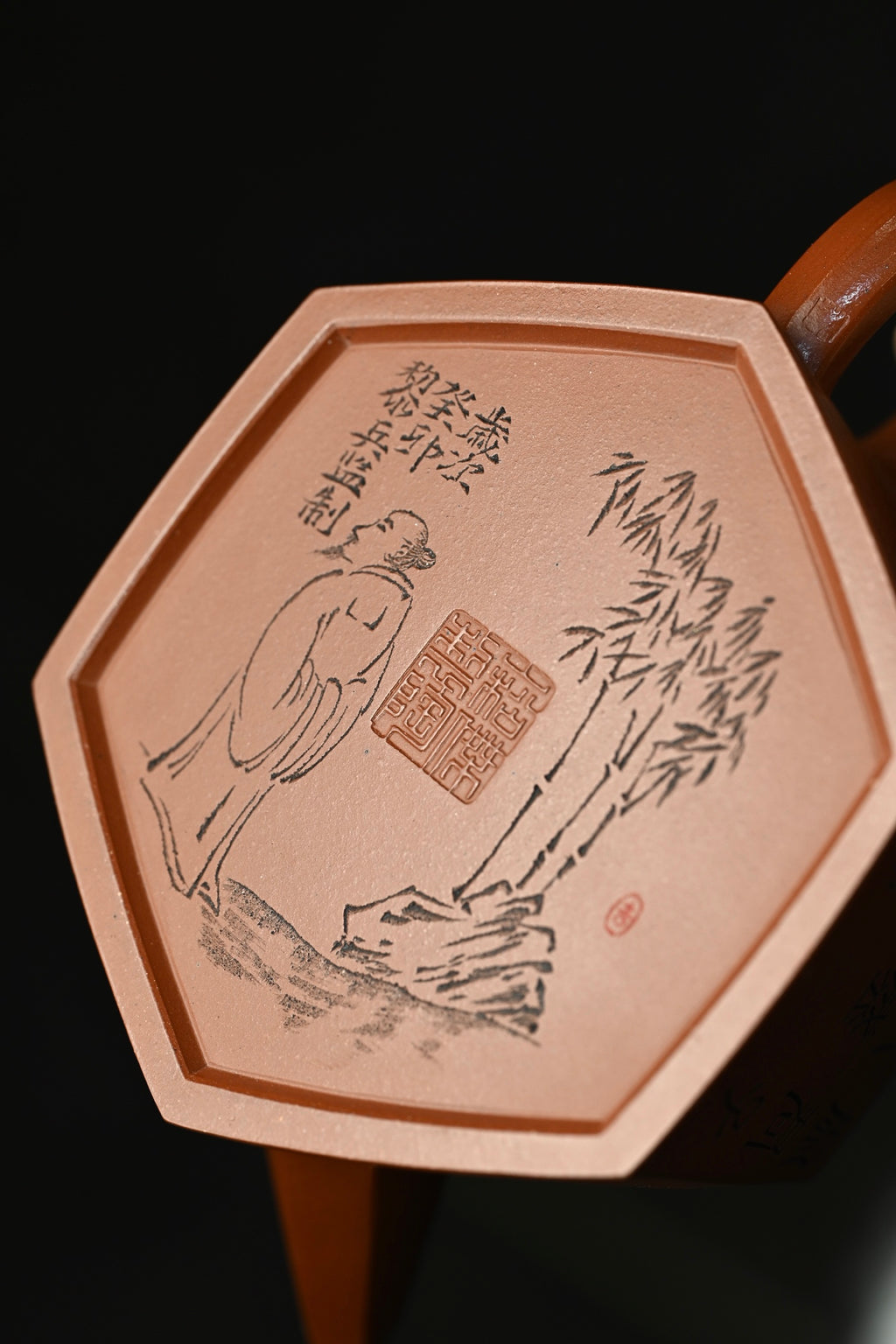 金正六方·全手工 （省大师桑黎兵刻绘+双证书）/紫砂十二精英之首，省大师桑黎兵儿子桑崧杰作品 /容量400cc/特级红泥