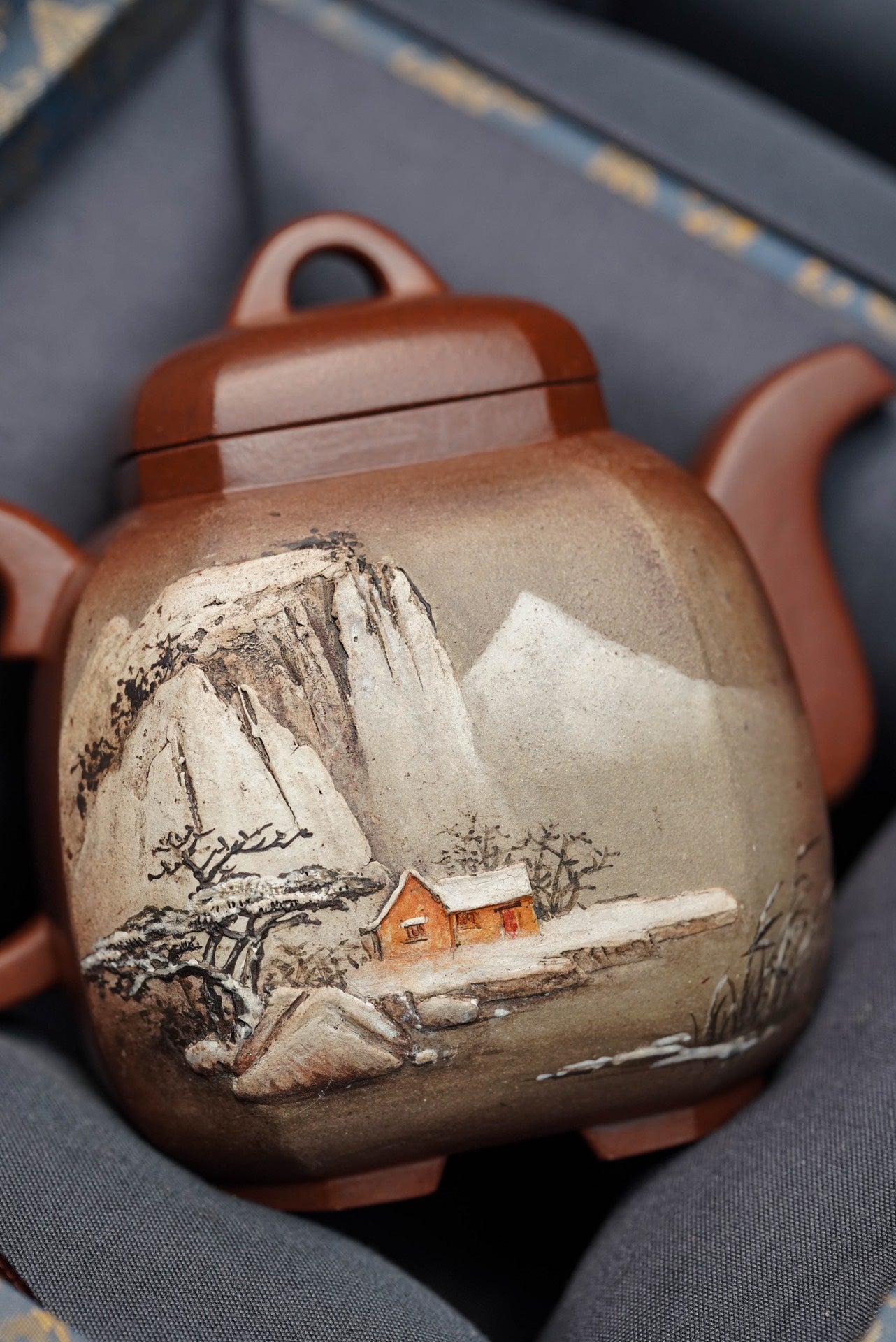 紫砂界的唯一· 一代宗师巨匠何光宏·紫砂堆绘立体意境山水画《福临八方》原矿优质老紫泥·350cc