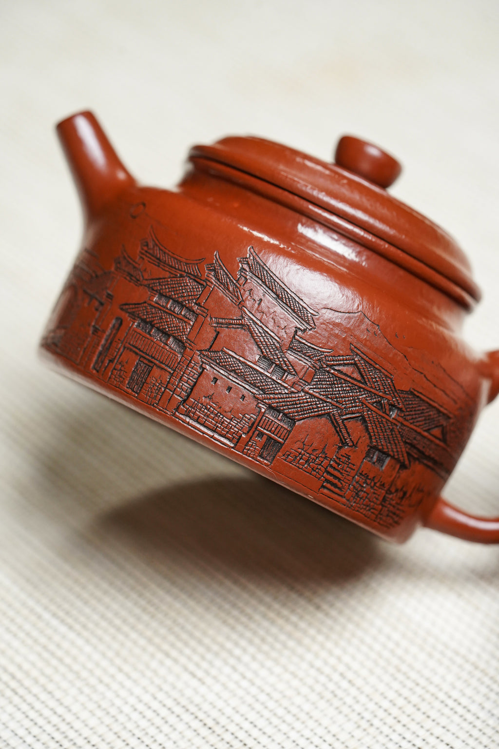 中国紫砂界 徽派建筑浮雕巨匠·侍东虎大拍27万同系列重器【徳钟壶】全手工精刻 原矿优质朱泥·150cc