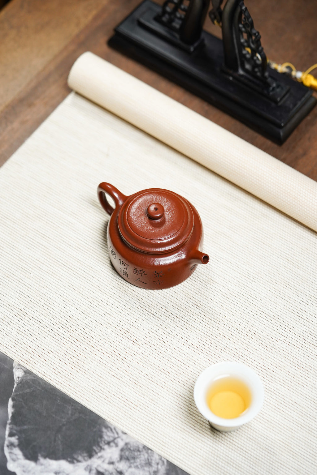 中国紫砂界 徽派建筑浮雕巨匠·侍东虎大拍27万同系列重器【徳钟壶】全手工精刻 原矿优质朱泥·150cc
