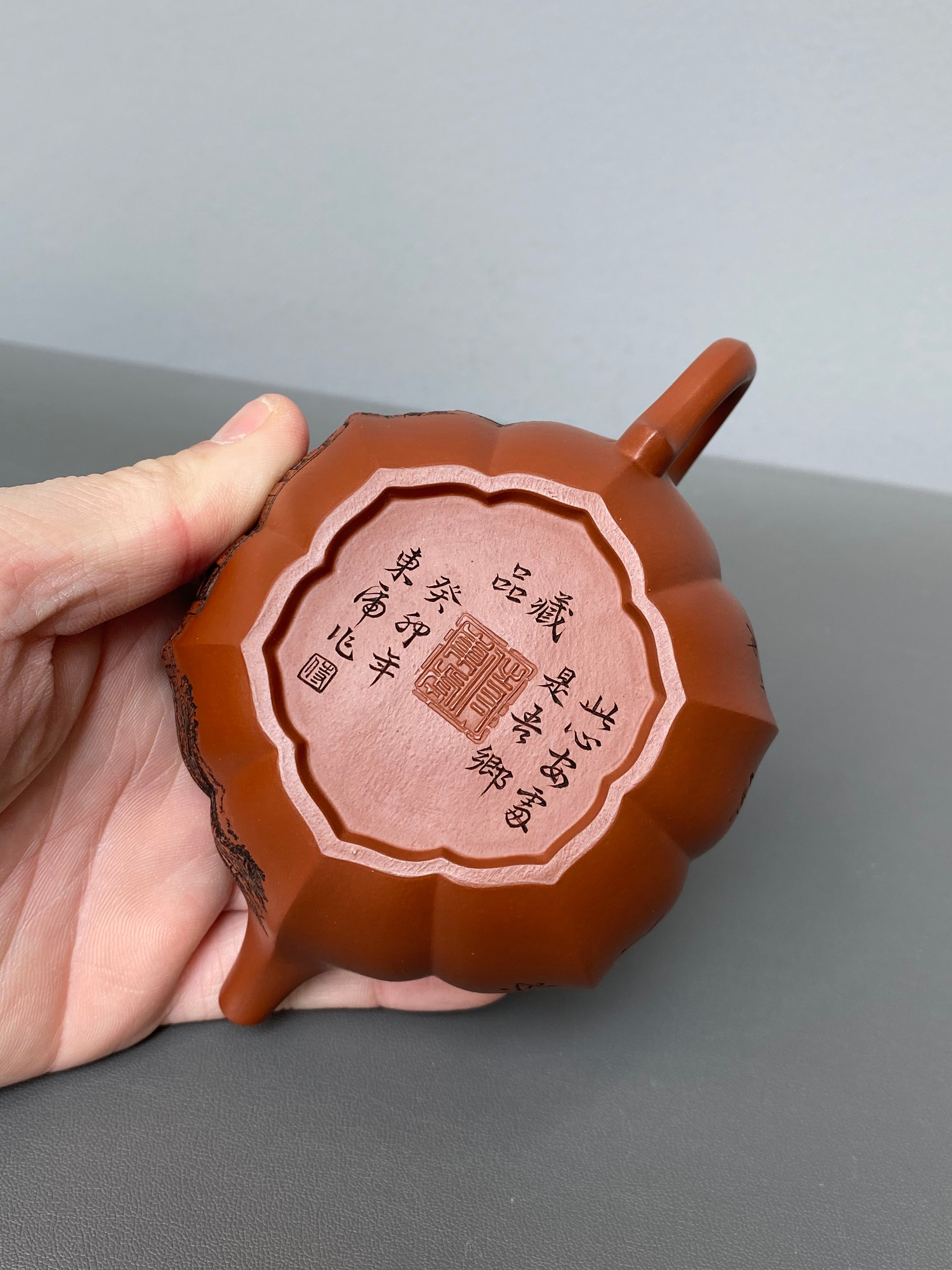 中国紫砂界·江南水乡浮雕第一人·侍东虎大拍27万同系列【菱花壶】潜力无限 原矿优质朱泥 180cc 小品